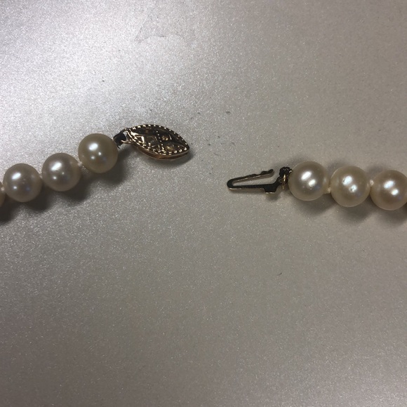 Single Strand Pearl Choker Necklace *TEMP SALE 09/18 - Picture 4 of 4